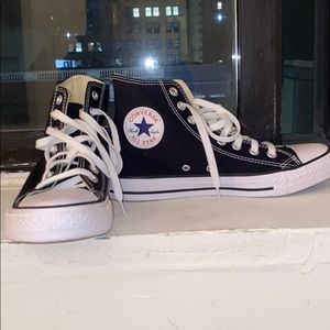 Never worn hightop black converse